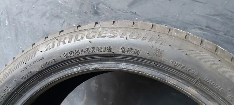 Гуми Зимни 225/45R18, снимка 4 - Гуми и джанти - 34707547