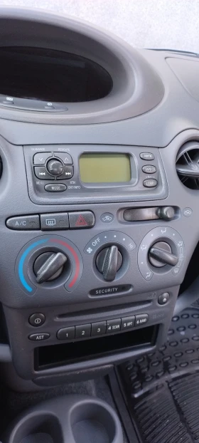 Toyota Yaris 1.3 VVT-i (86к.с.) с 3 врати, снимка 12