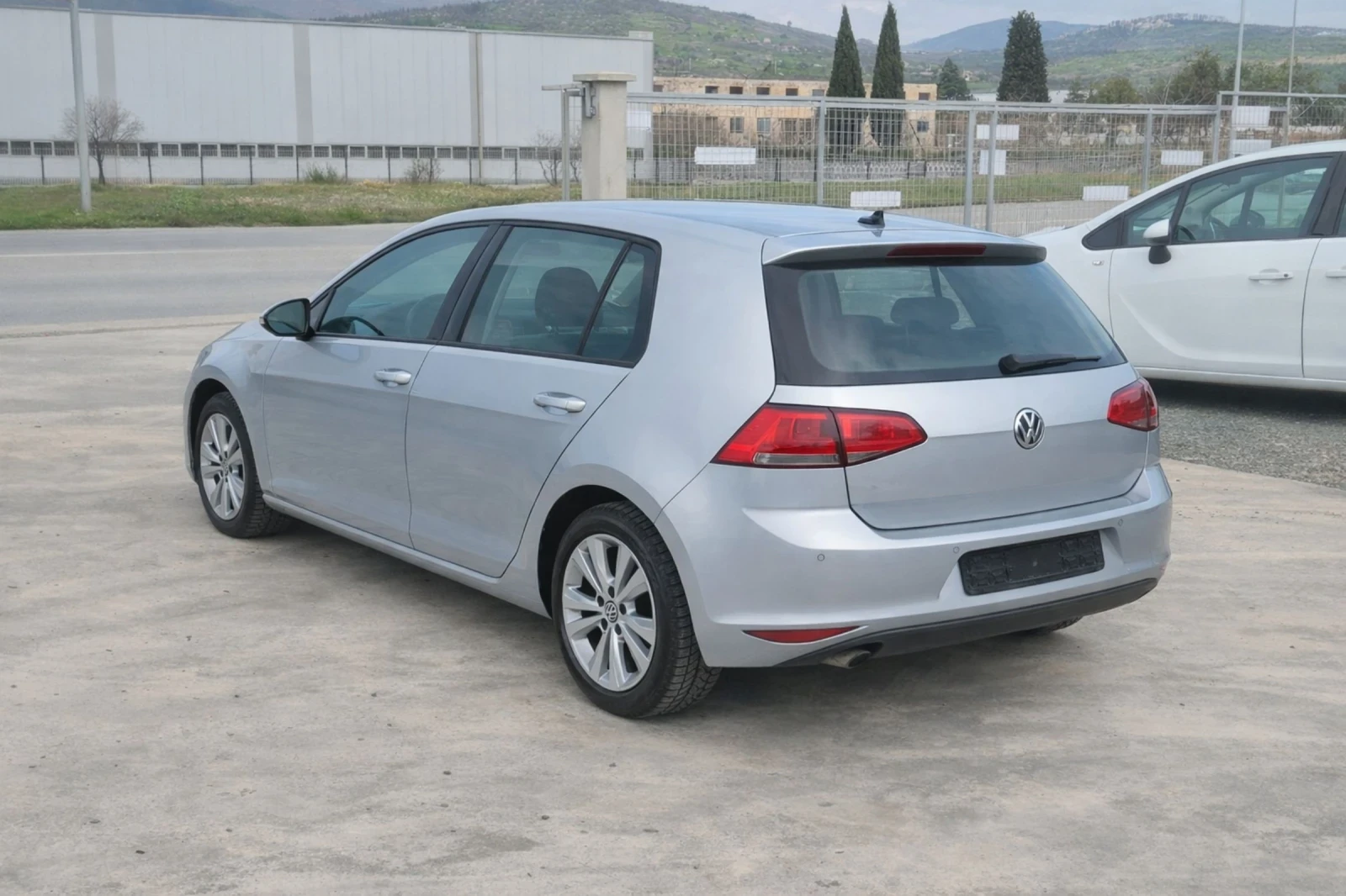VW Golf VII 1.6 TDI, снимка 3 - Автомобили и джипове - 54120741