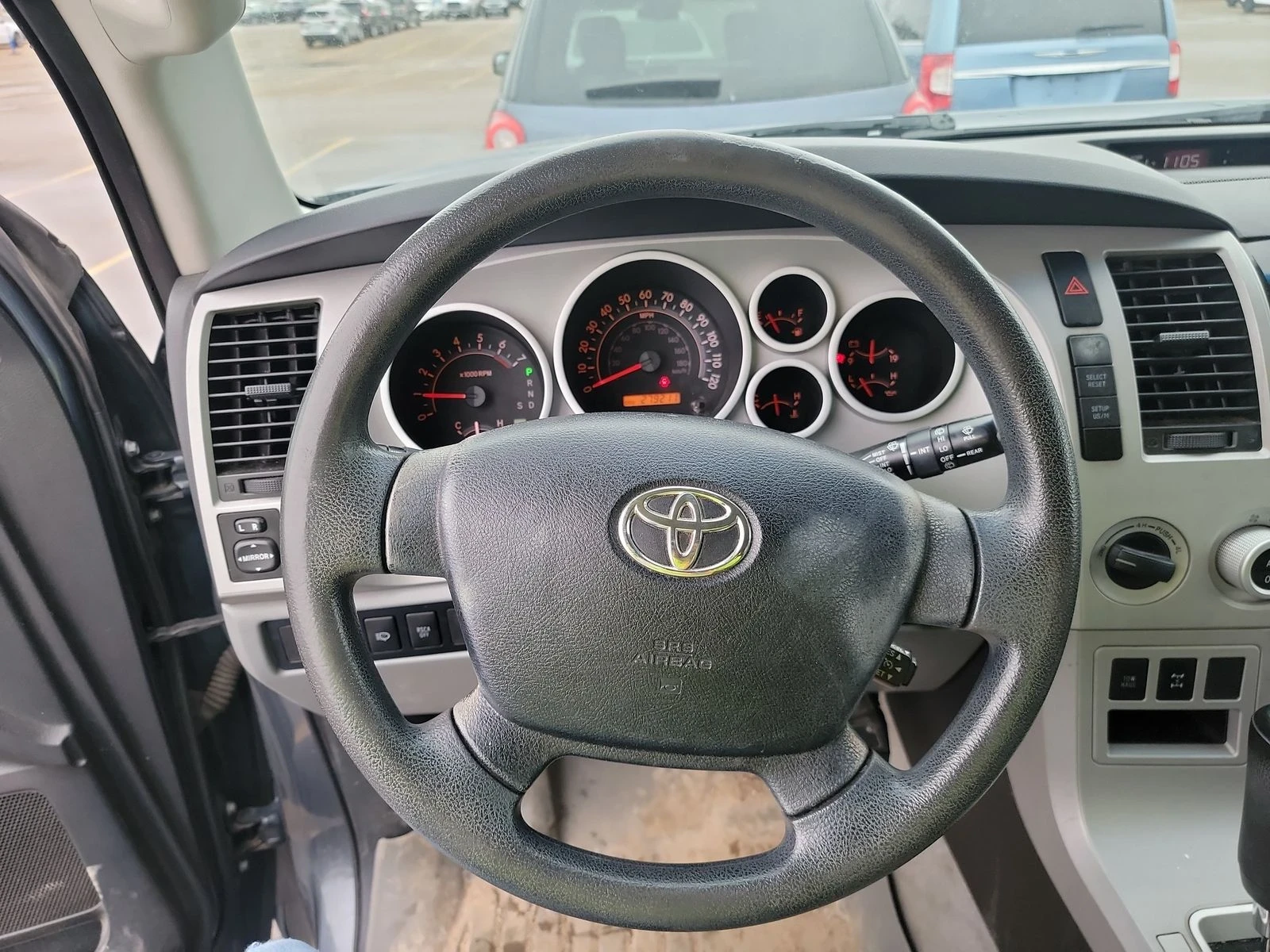Toyota Sequoia  - изображение 8