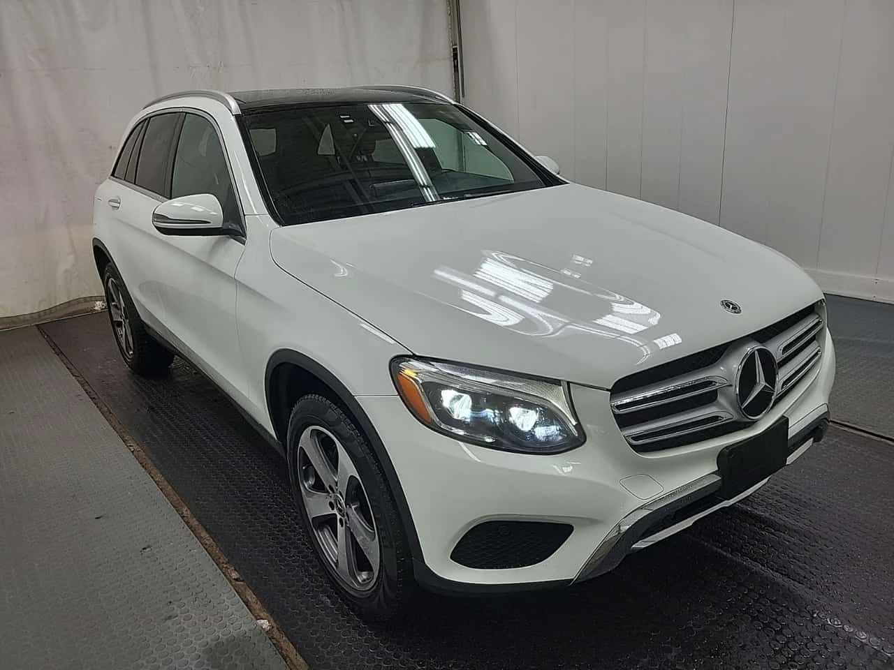 Mercedes-Benz GLC 300 4MATIC | PANO | KEYLESS | AMBIENT | CARFAX, снимка 2 - Автомобили и джипове - 53759864