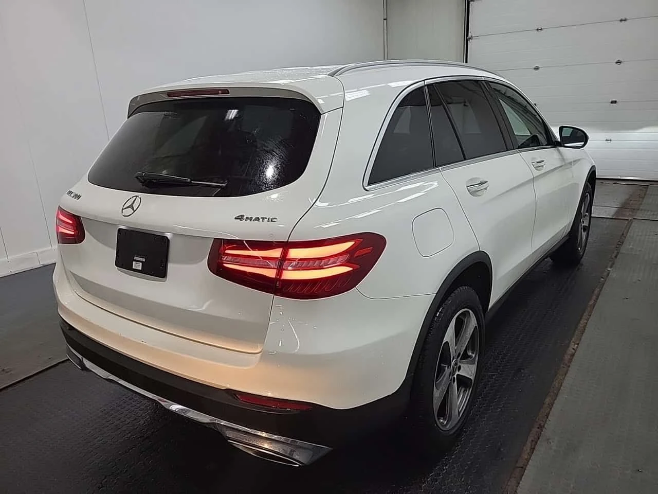 Mercedes-Benz GLC 300 4MATIC | PANO | KEYLESS | AMBIENT | CARFAX, снимка 3 - Автомобили и джипове - 53759864