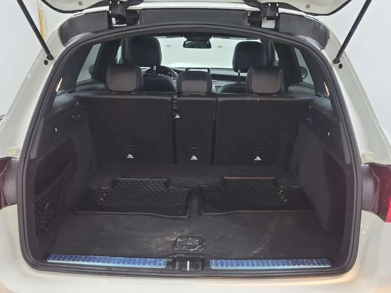 Mercedes-Benz GLC 300 4MATIC | PANO | KEYLESS | AMBIENT | CARFAX, снимка 14 - Автомобили и джипове - 53759864