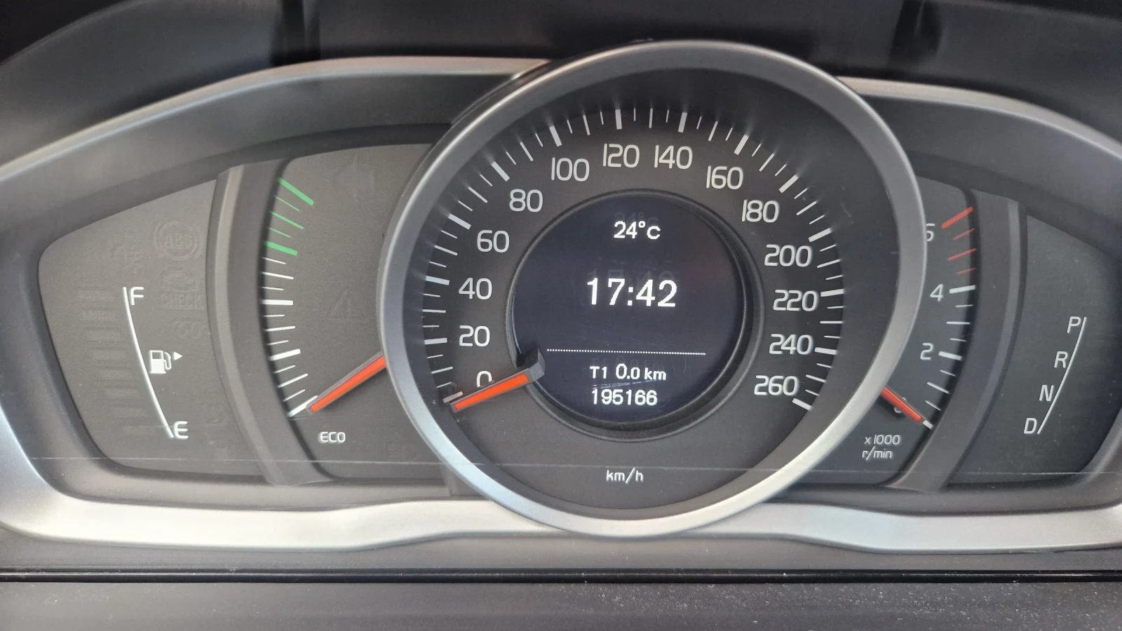 Volvo XC60 D4, снимка 11 - Автомобили и джипове - 56475530