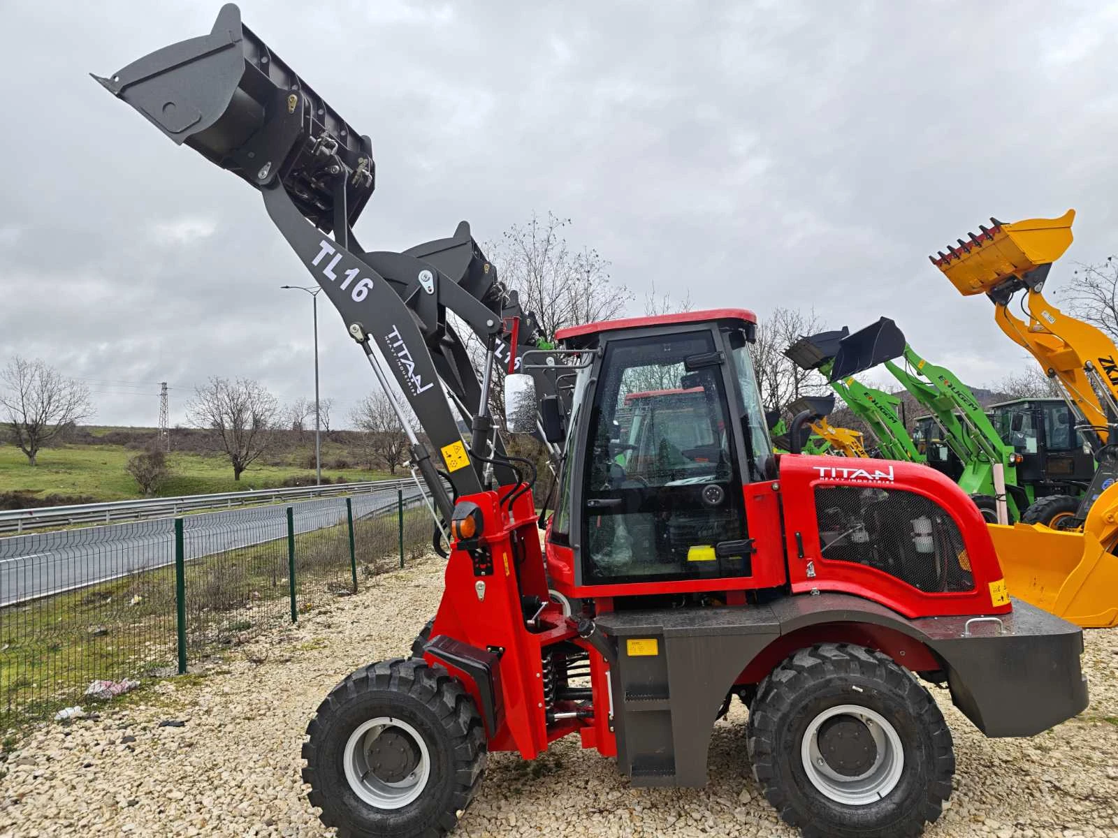 Челен товарач Komatsu TITAN 1600kg КЛИМАТИК