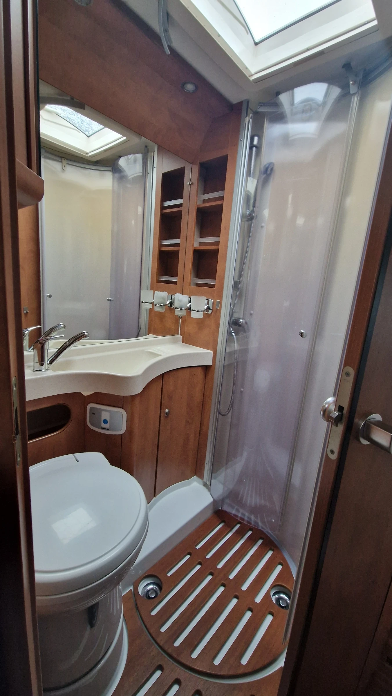 Кемпер Carthago Chic C line  I-43, снимка 10 - Каравани и кемпери - 56721888
