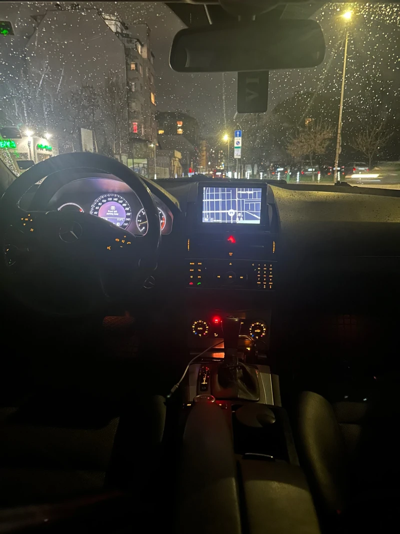 Mercedes-Benz C 320, снимка 15 - Автомобили и джипове - 51687239