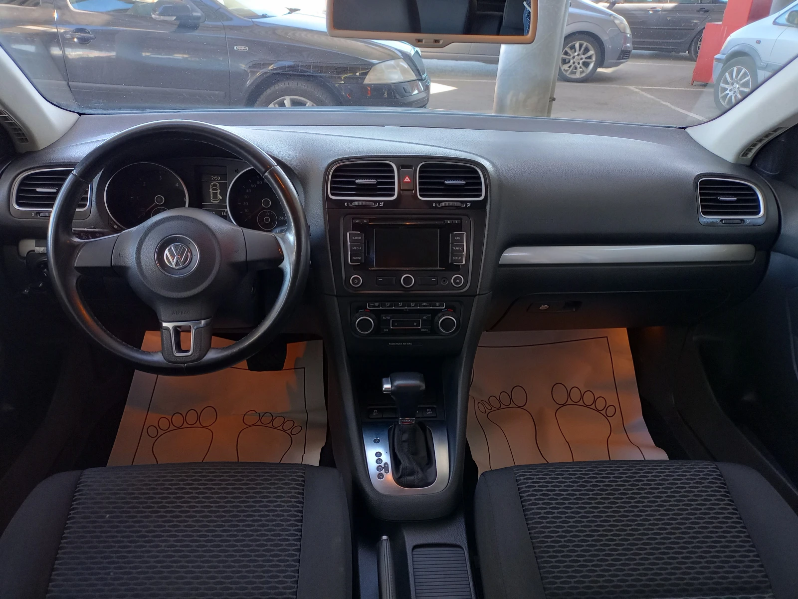 VW Golf 1.6 TDI АВТОМАТИК NAVI - изображение 10