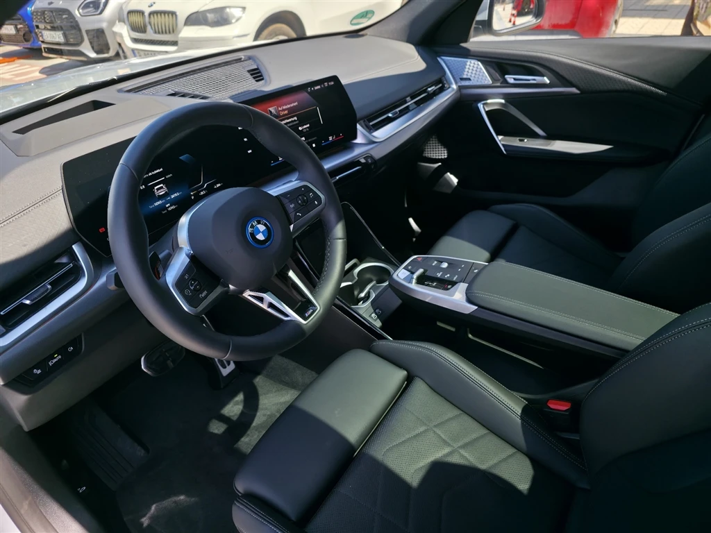 BMW iX2 xDrive30 - изображение 6