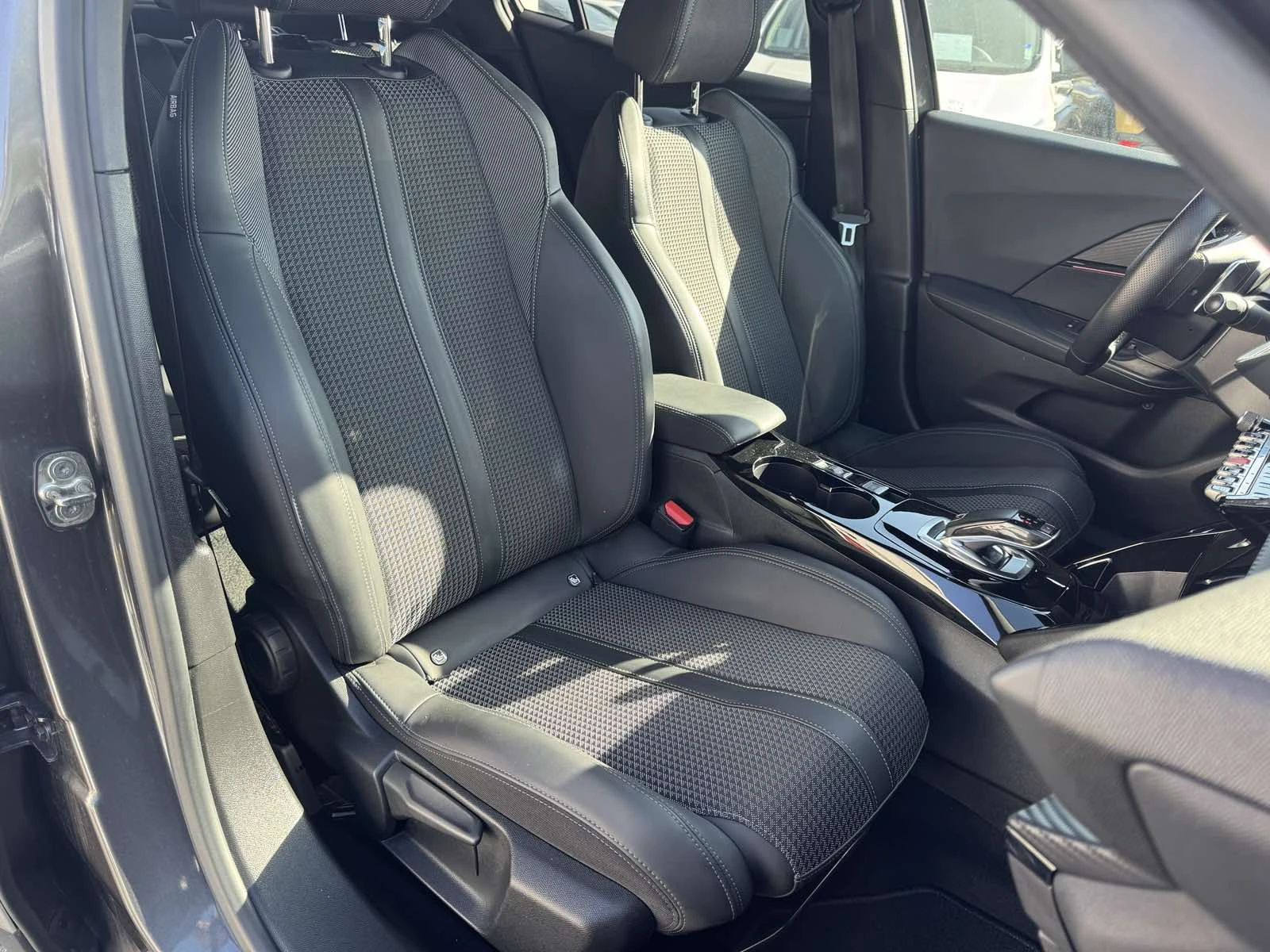 Peugeot 2008 1.2 TURBO GT LINE, снимка 9 - Автомобили и джипове - 54343244