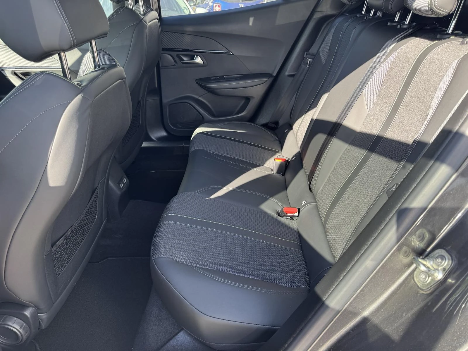 Peugeot 2008 1.2 TURBO GT LINE, снимка 12 - Автомобили и джипове - 54343244