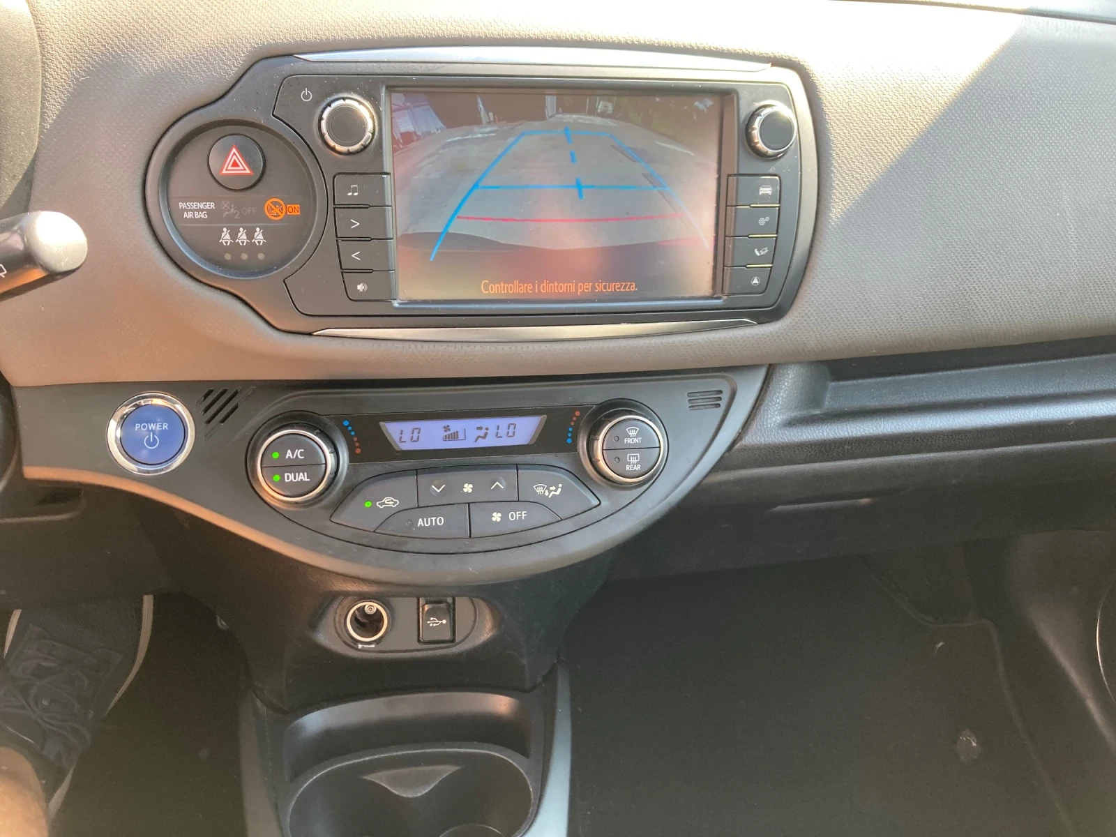 Toyota Yaris 1.5 Hibrid Euro-6B Avtomatik, снимка 11 - Автомобили и джипове - 55588298
