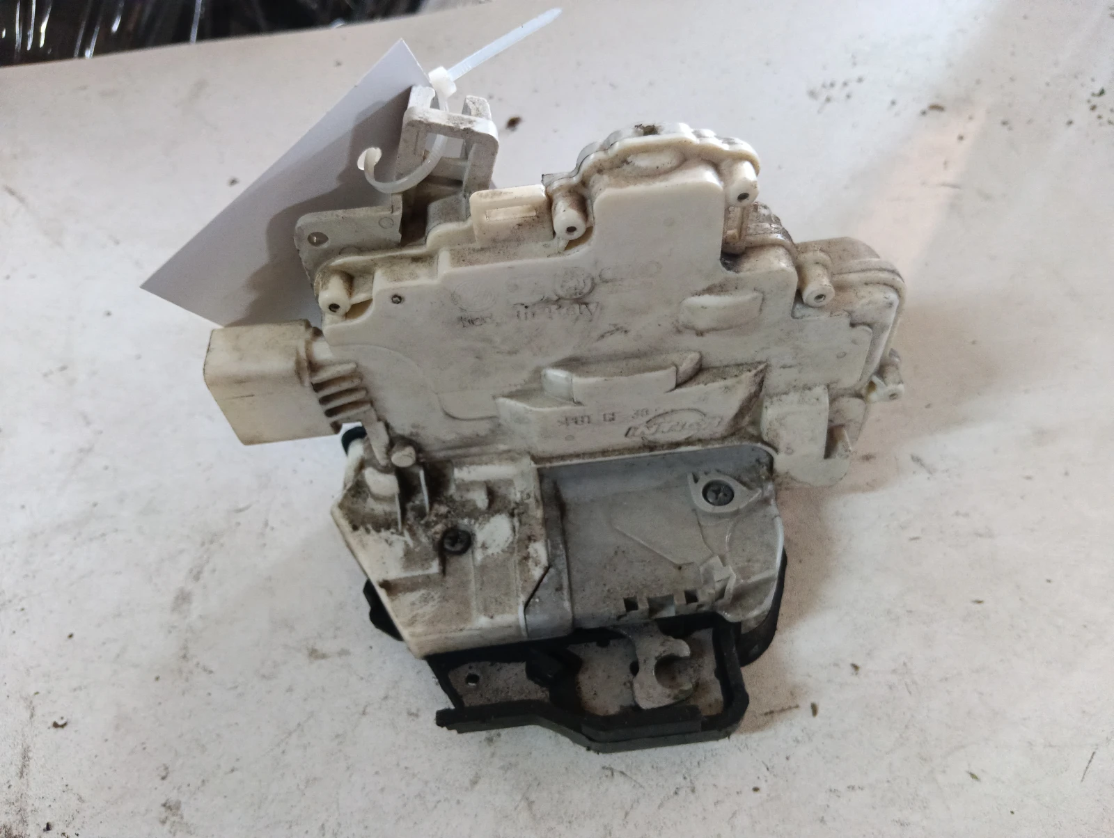 брава (задна лява) 4F0839015A Audi A6