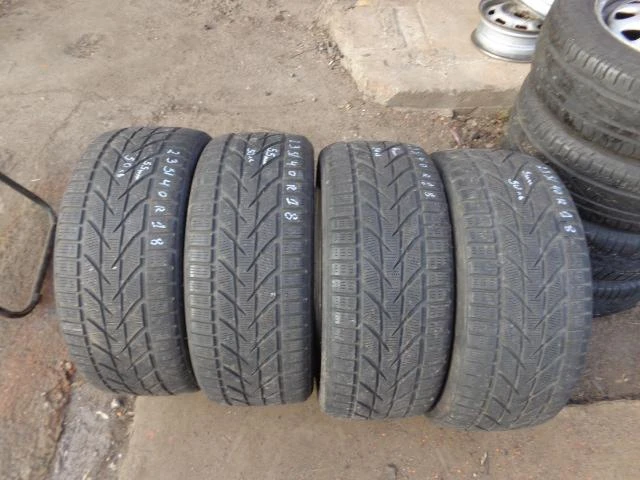 Гуми Зимни 235/40R18, снимка 2 - Гуми и джанти - 16826962