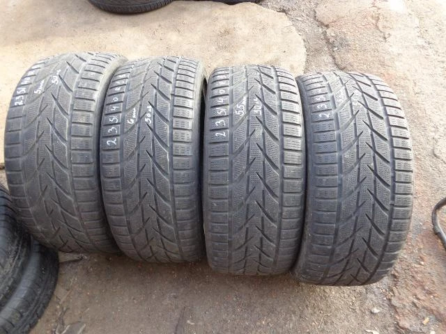 Гуми Зимни 235/40R18, снимка 6 - Гуми и джанти - 16826962