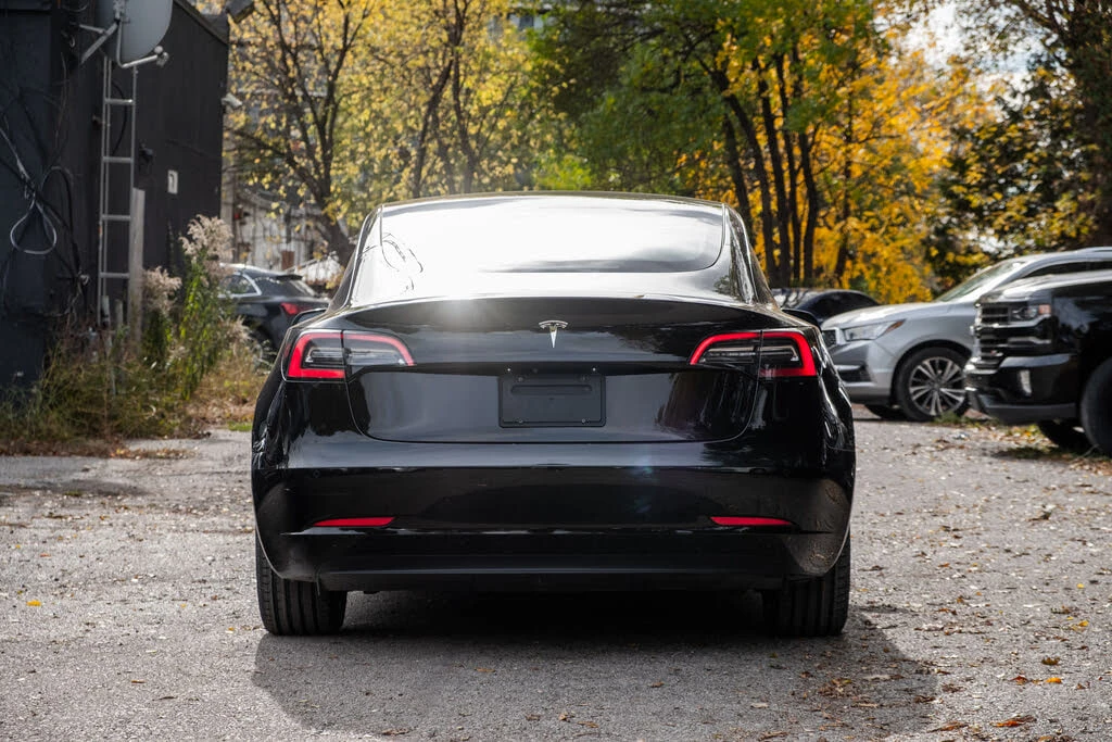 Tesla Model 3 * АВТО КРЕДИТ* ЦЕНА ДО БГ * Сервизна история *  - изображение 4