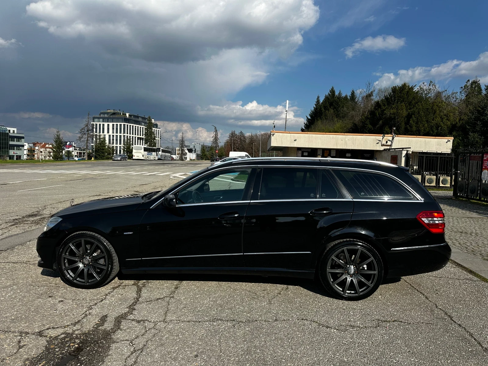 Mercedes-Benz E 350 4x4; CarPlay; Pre-Safe; V6, снимка 5 - Автомобили и джипове - 54238651