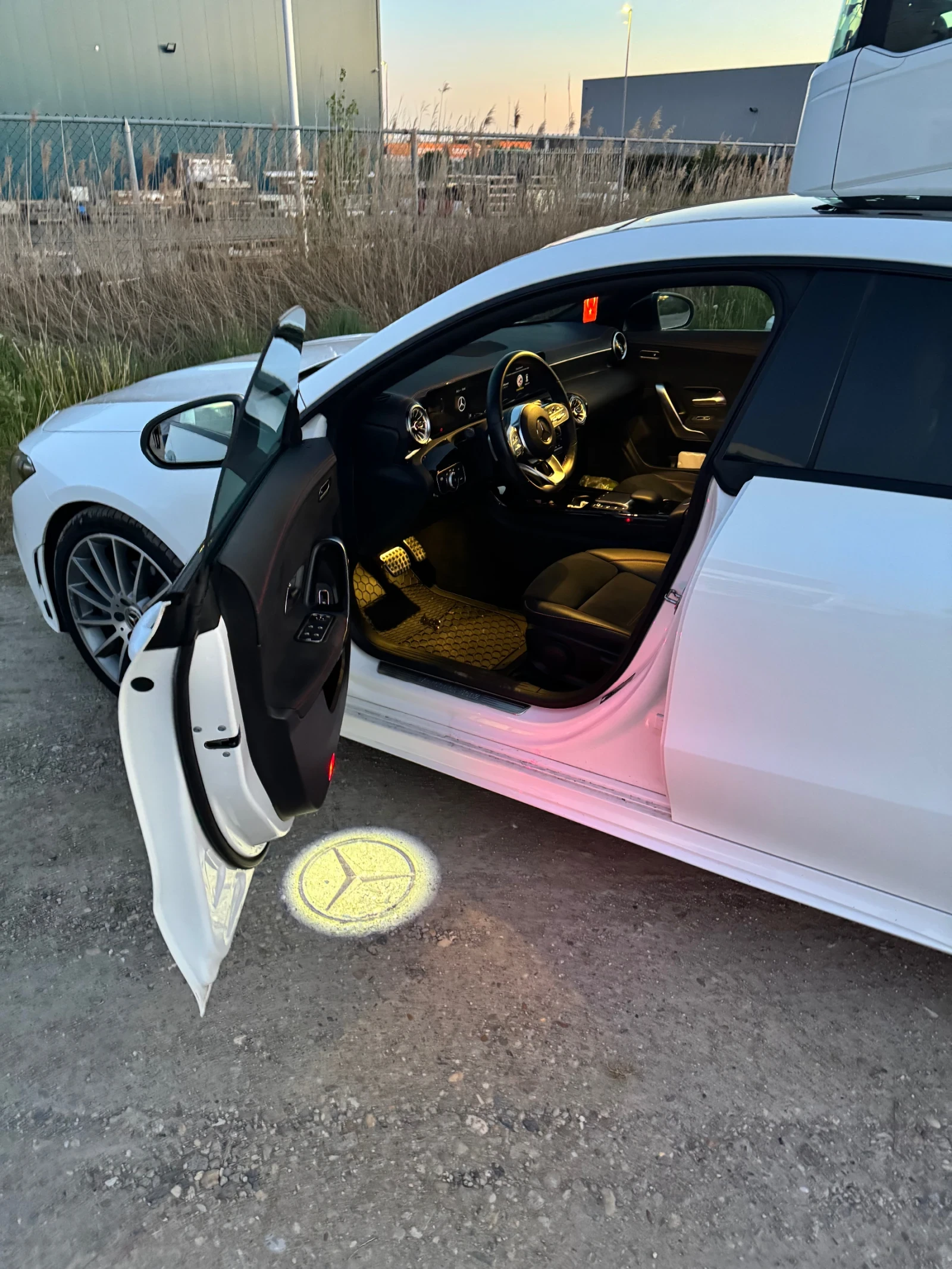 Mercedes-Benz CLA 220, снимка 3 - Автомобили и джипове - 54496206