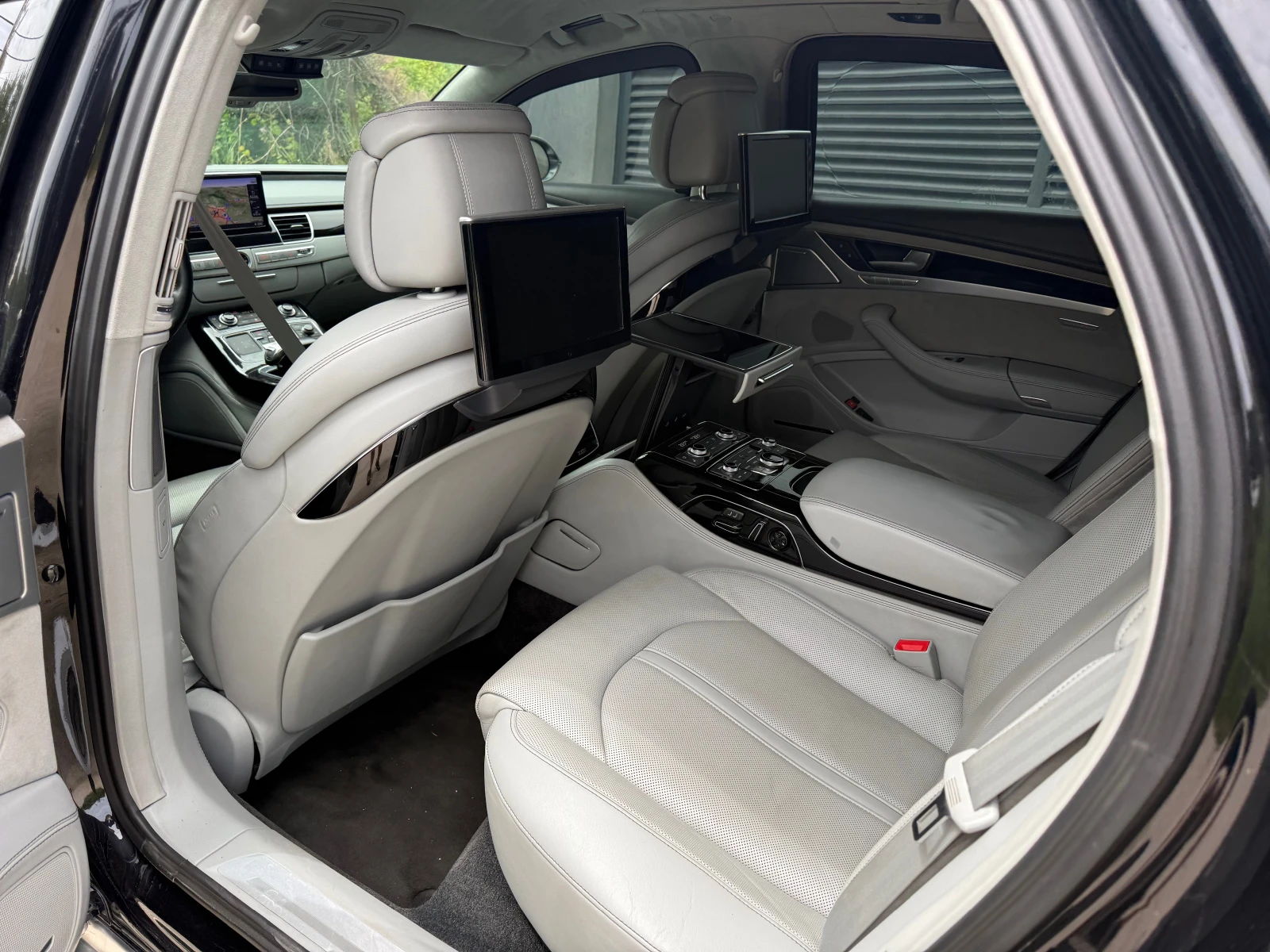 Audi A8 БРОНИРАН* VR9* TVx3* Exclucive* СЕРВИЗ* , снимка 13 - Автомобили и джипове - 54608628