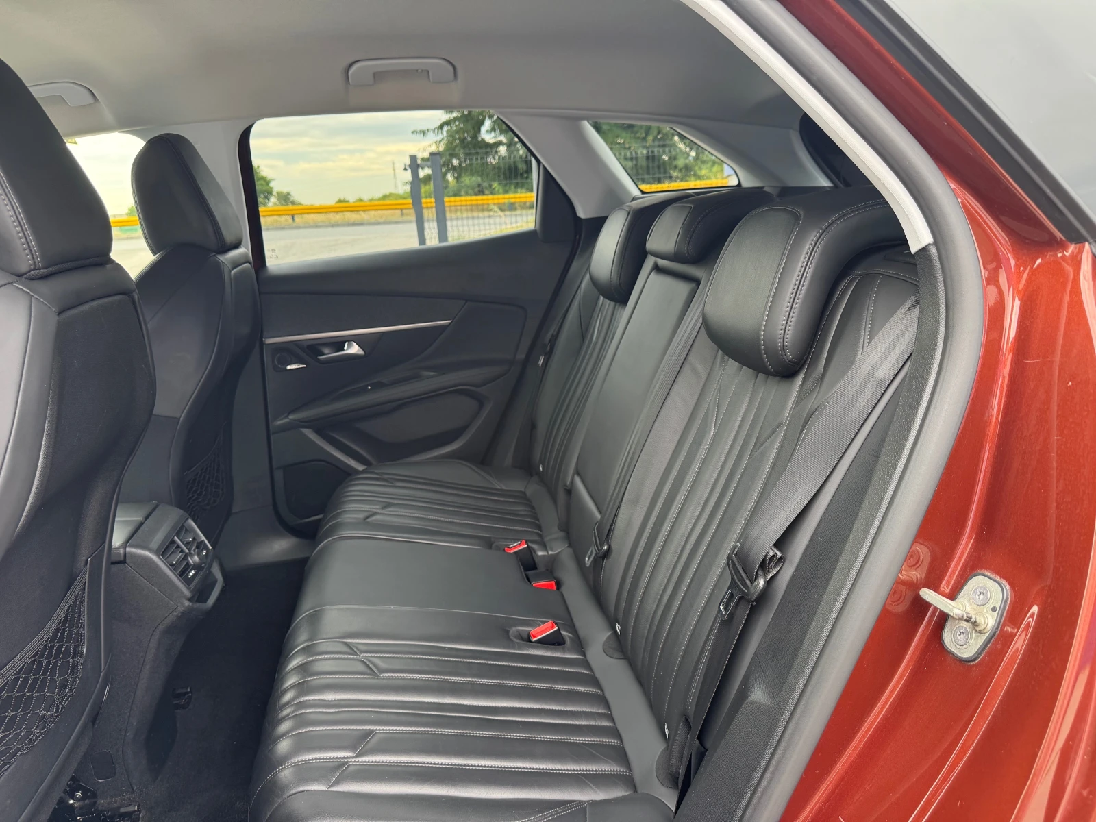 Peugeot 3008 1.6D 120kc Allure Full LED avtomat, снимка 13 - Автомобили и джипове - 55430677