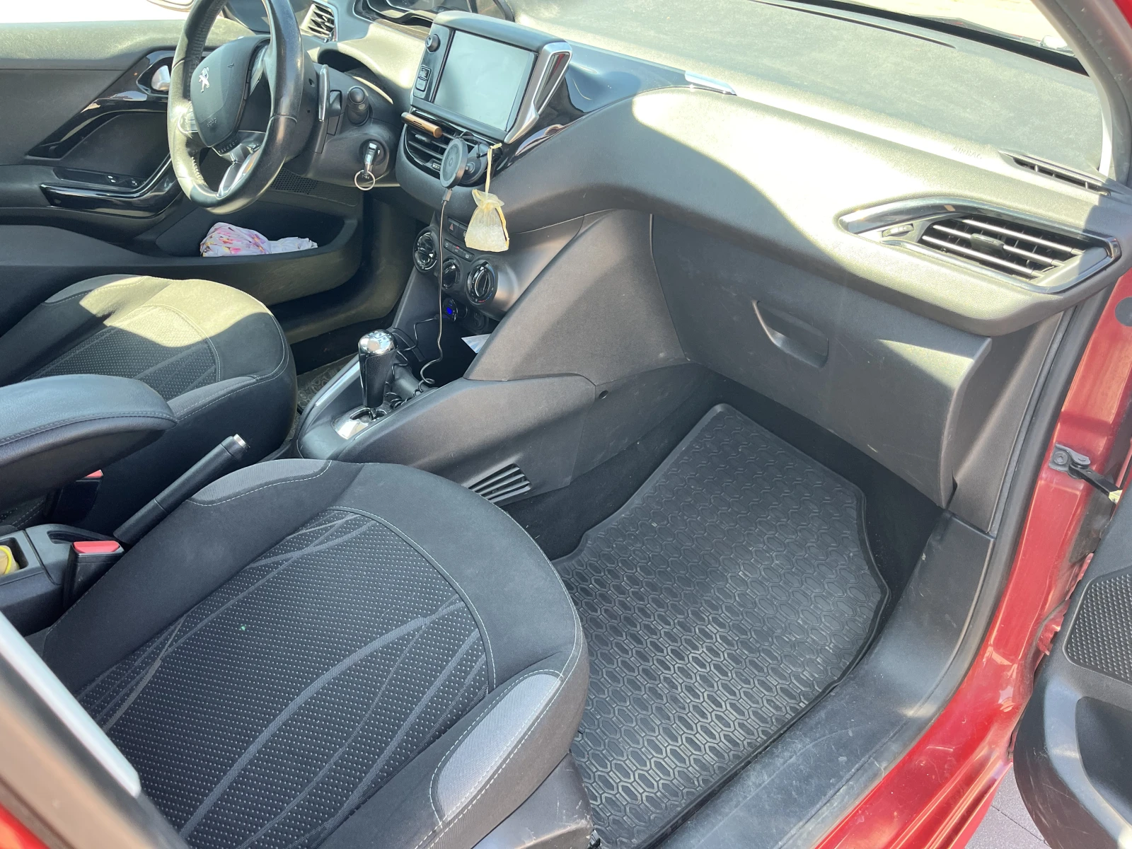 Peugeot 208, снимка 9 - Автомобили и джипове - 55691662