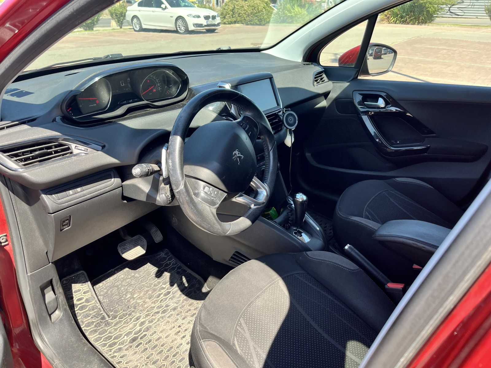 Peugeot 208, снимка 8 - Автомобили и джипове - 55691662