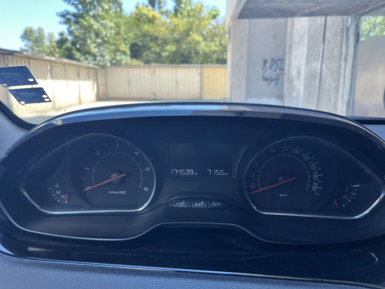 Peugeot 208, снимка 12 - Автомобили и джипове - 55691662