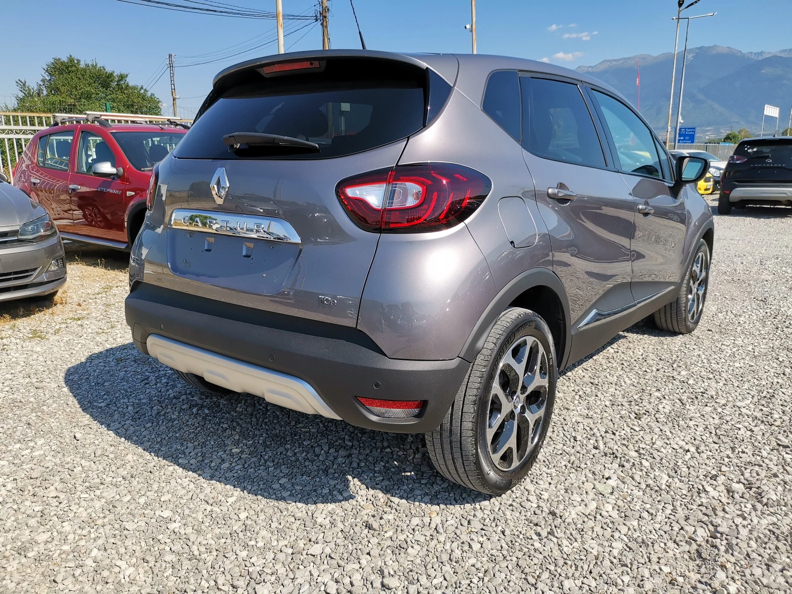 Renault Captur 1.2TCe 120 РЕАЛНИ КМ / 1 - СОБСТВЕНИК / БЕЗ РЪЖДА, снимка 4 - Автомобили и джипове - 55928362