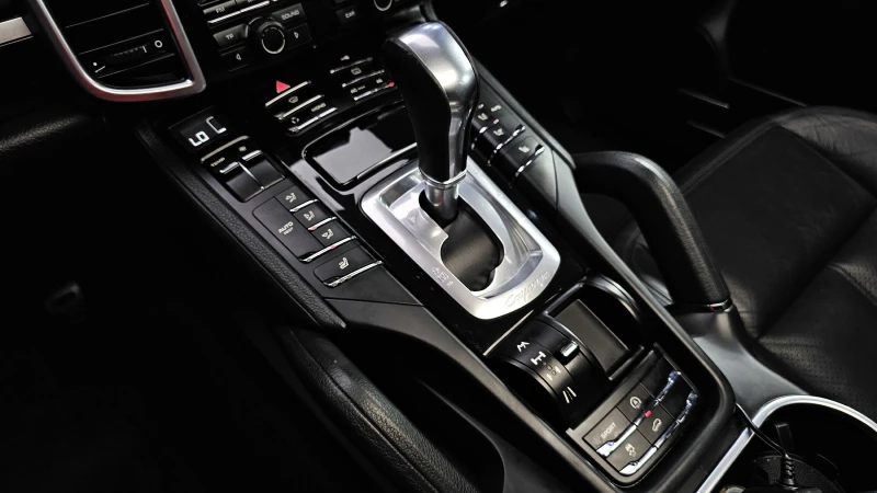 Porsche Cayenne 3.0, снимка 9 - Автомобили и джипове - 52015492