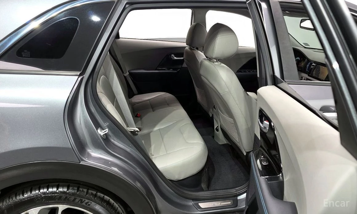 Kia Niro, снимка 12 - Автомобили и джипове - 53726624