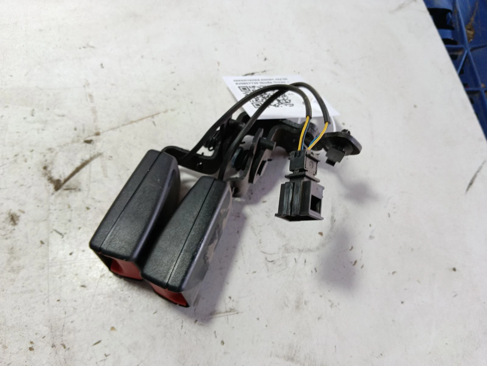 закопчалка колан задна 8V0857739 Skoda Octavia