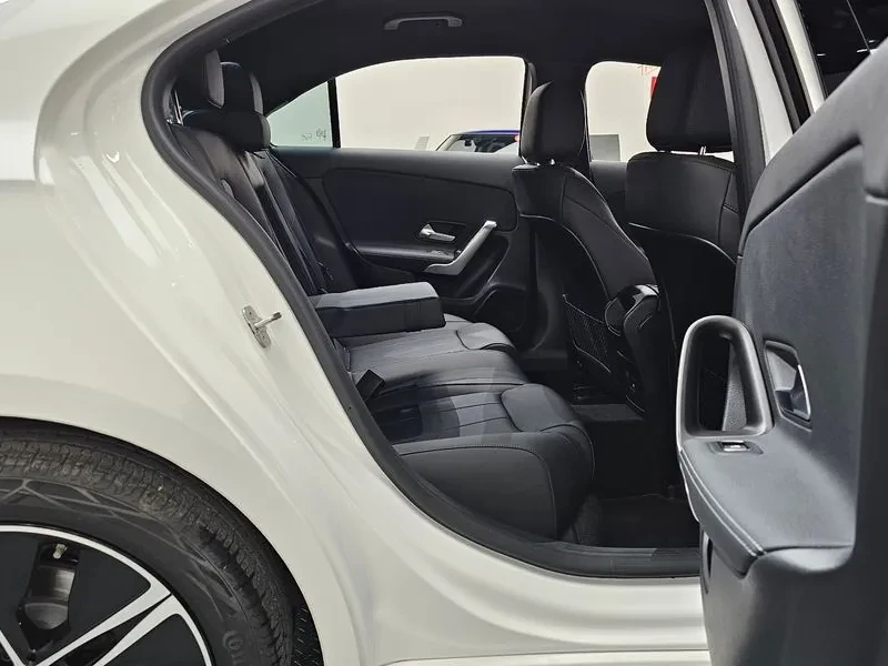 Mercedes-Benz A 220 Sedan 2024, снимка 11 - Автомобили и джипове - 55715386