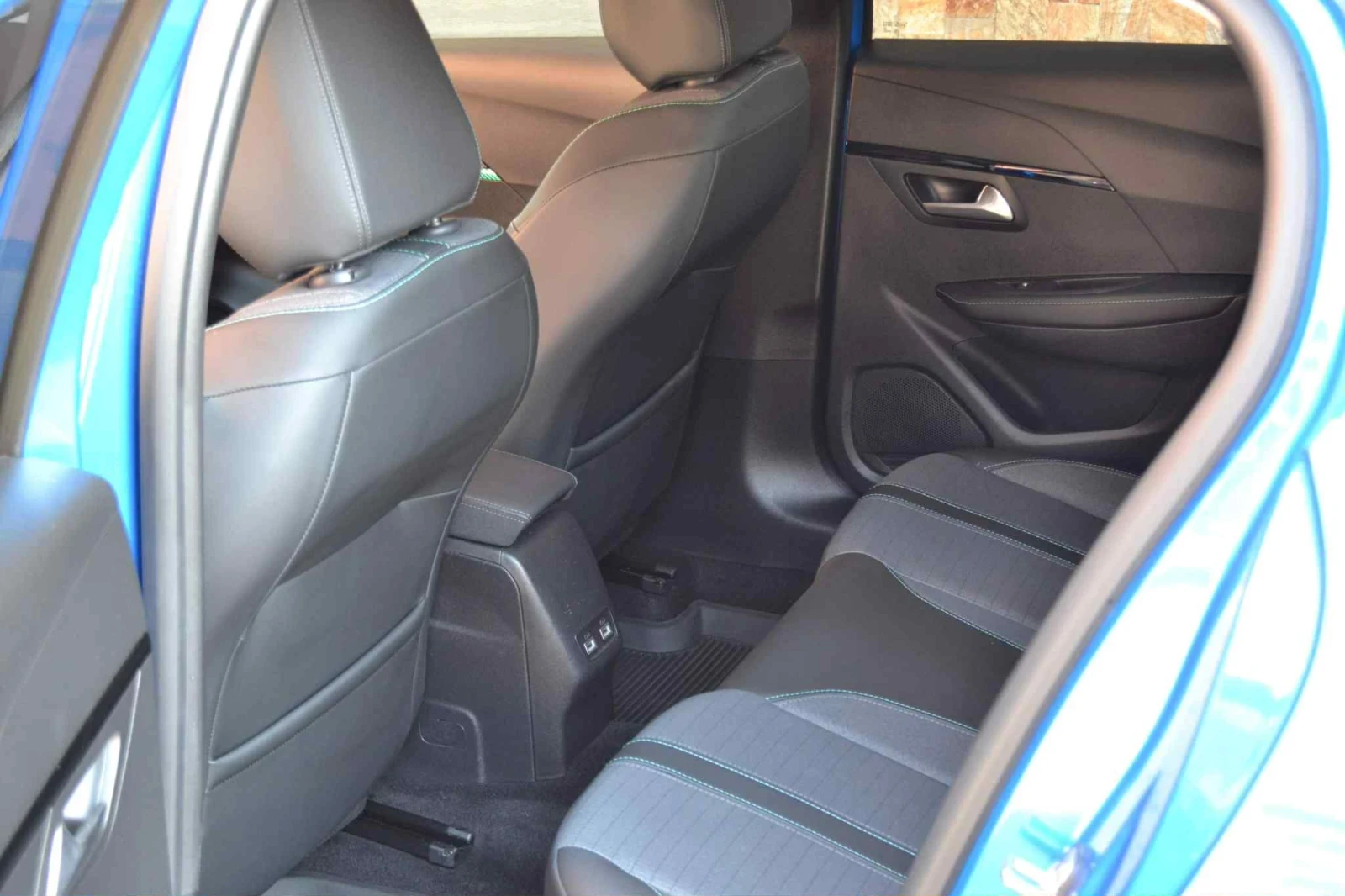 Peugeot 208 ALLURE 1.2 PureTech 100 BVM6 - изображение 7
