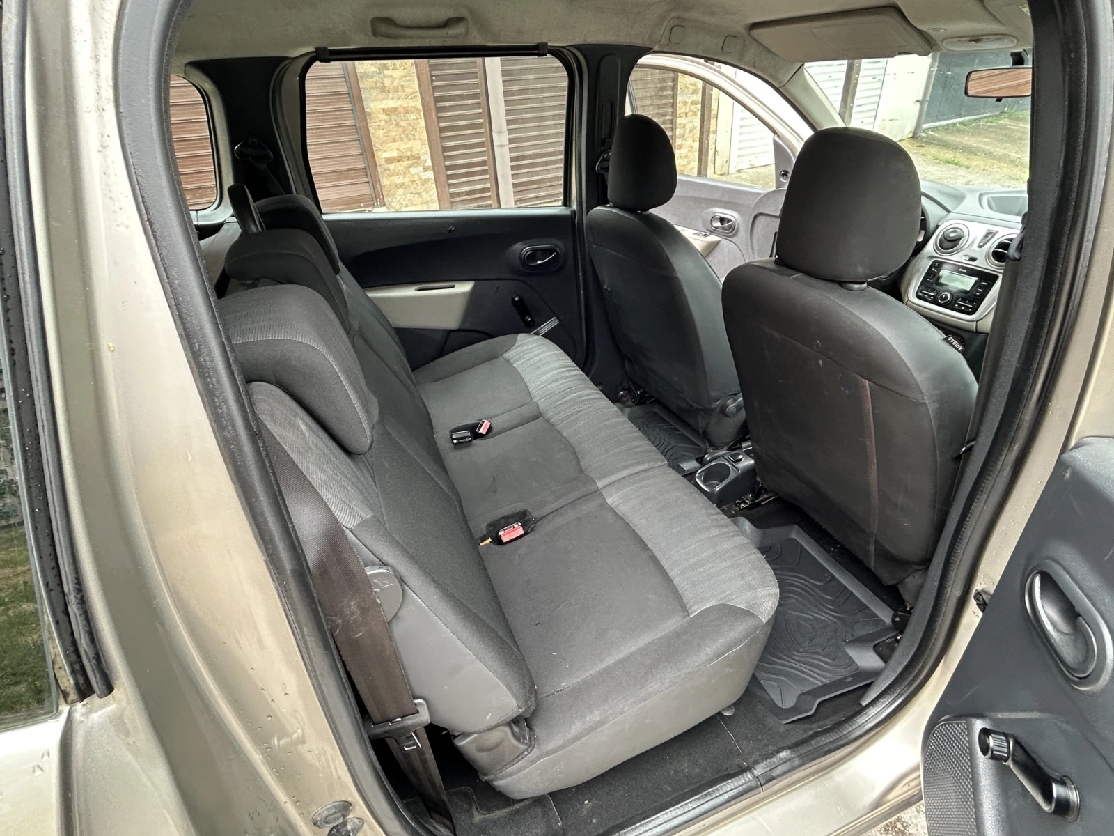 Dacia Lodgy 1.6-Газ/Бензин, снимка 9 - Автомобили и джипове - 54931258