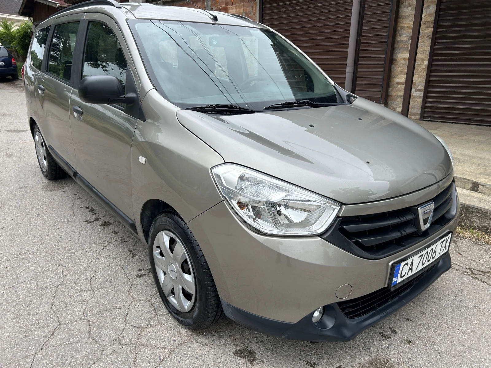 Dacia Lodgy 1.6-Газ/Бензин, снимка 2 - Автомобили и джипове - 54931258