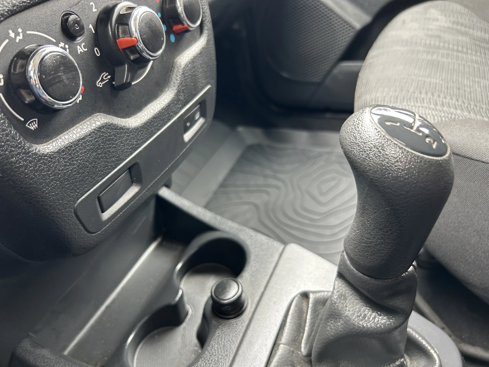 Dacia Lodgy 1.6-Газ/Бензин, снимка 13 - Автомобили и джипове - 54931258
