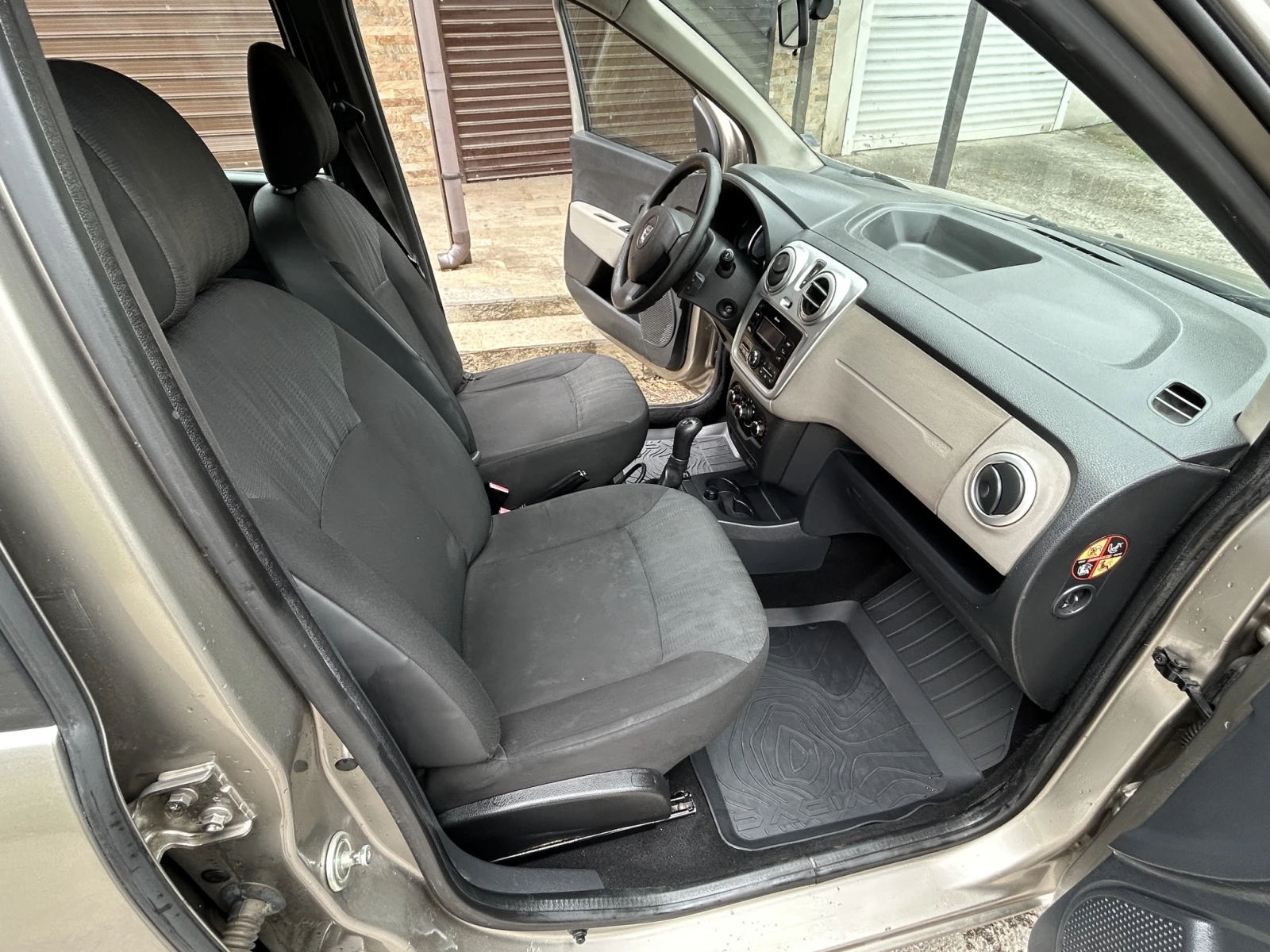 Dacia Lodgy 1.6-Газ/Бензин, снимка 8 - Автомобили и джипове - 54931258