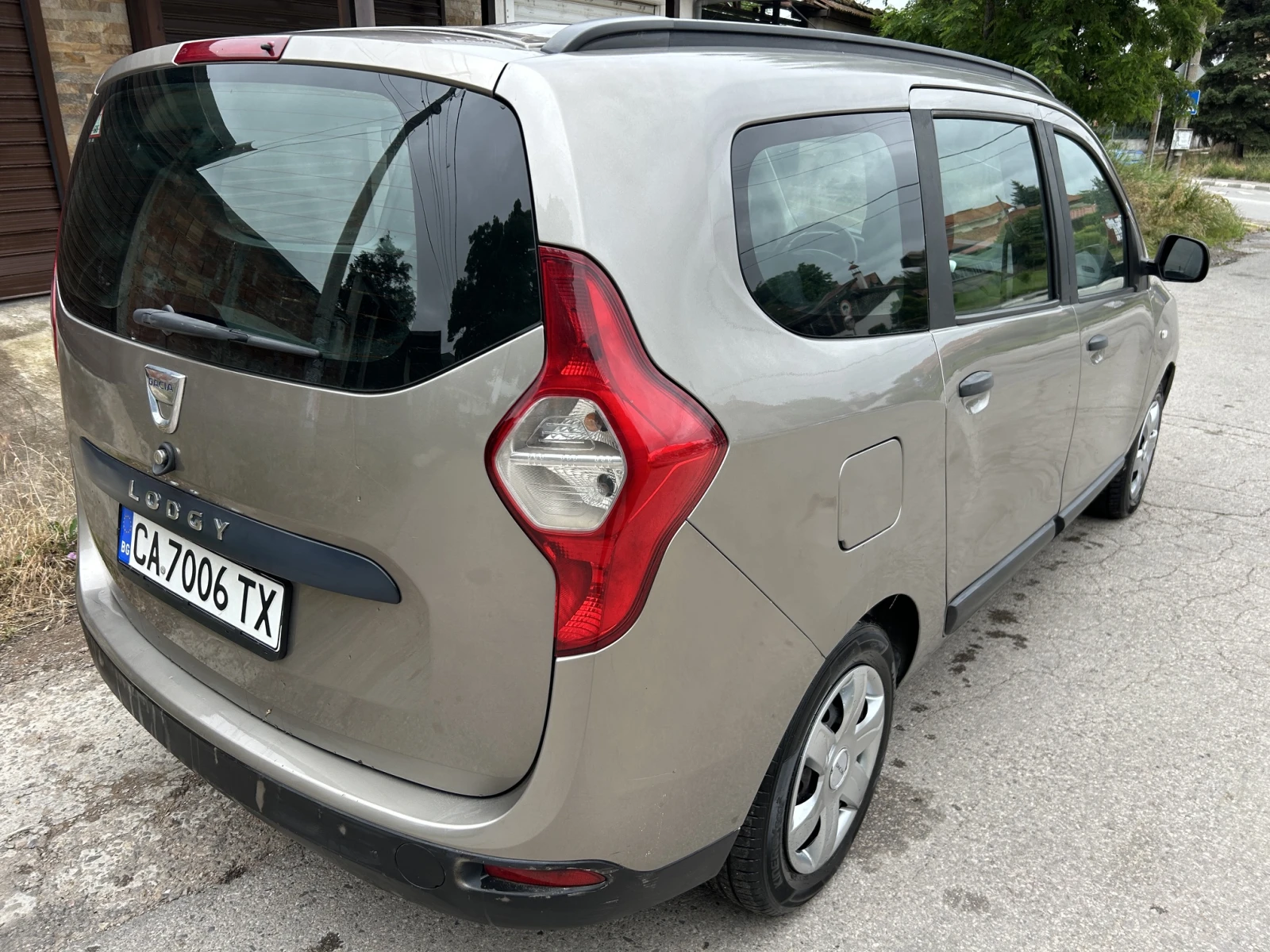 Dacia Lodgy 1.6-Газ/Бензин, снимка 4 - Автомобили и джипове - 54931258