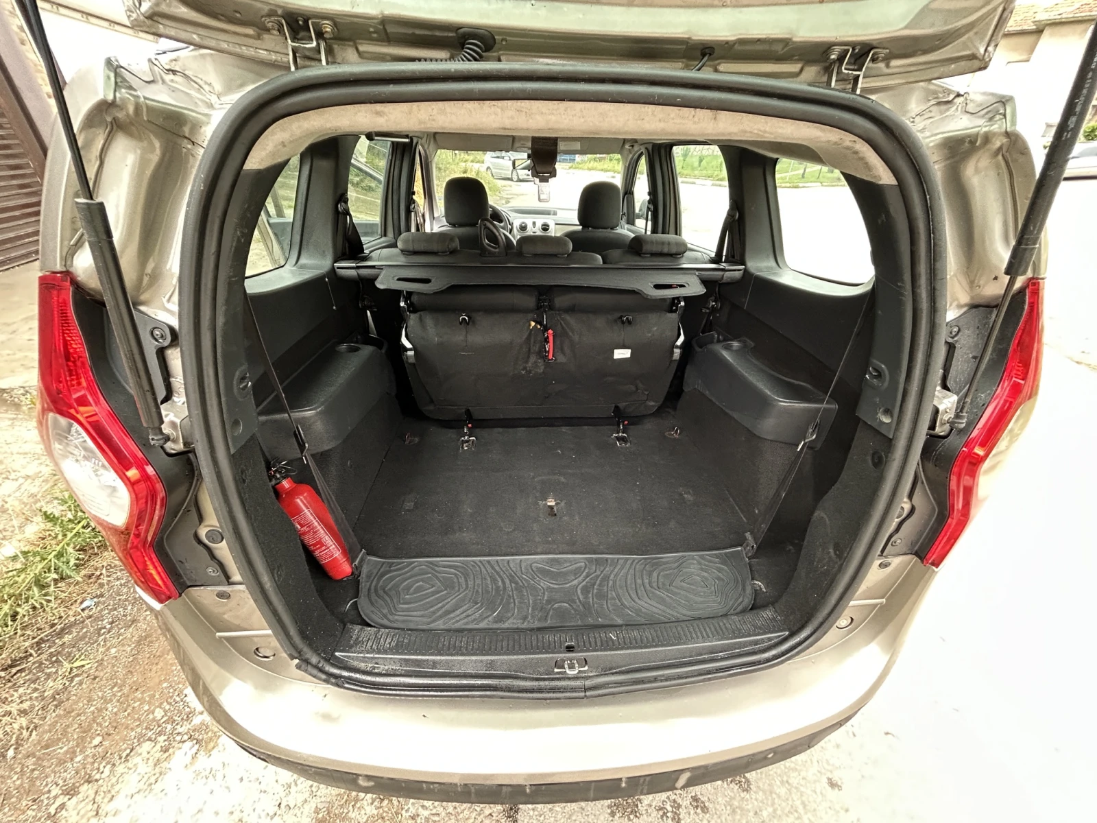 Dacia Lodgy 1.6-Газ/Бензин, снимка 14 - Автомобили и джипове - 54931258