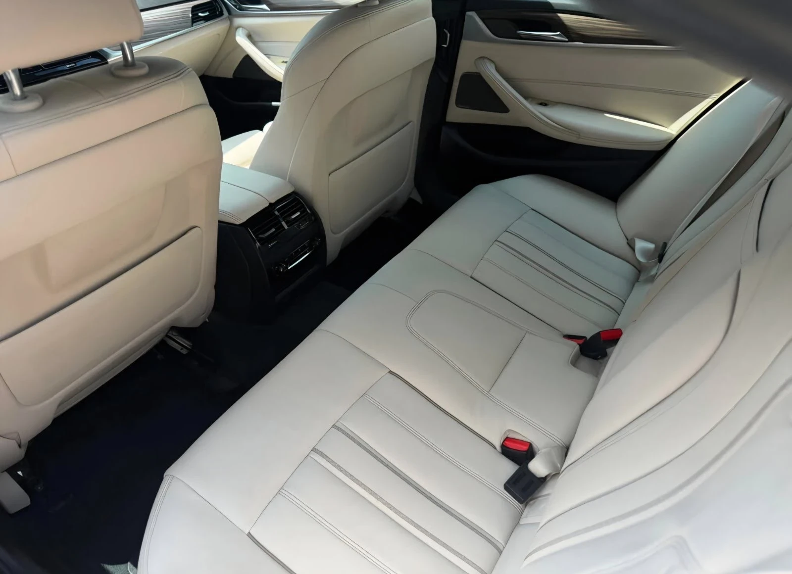 BMW 530 X-Drive* M-Pack* Harman Kardon, снимка 7 - Автомобили и джипове - 55185795