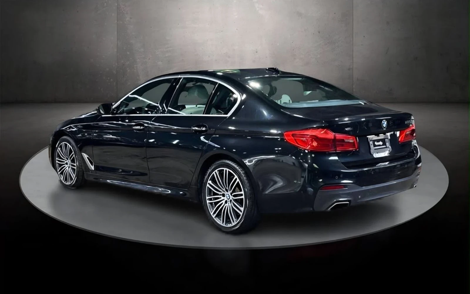 BMW 530 X-Drive* M-Pack* Harman Kardon, снимка 4 - Автомобили и джипове - 55185795