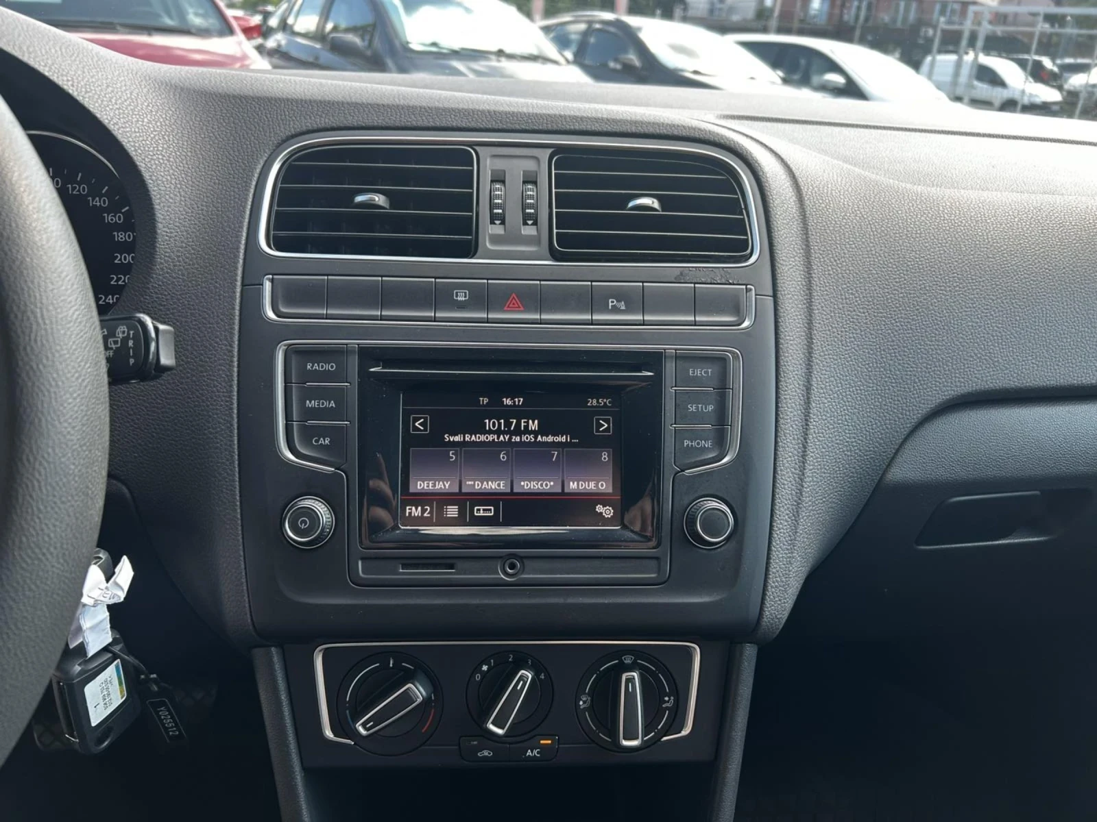 VW Polo 1.0, снимка 11 - Автомобили и джипове - 55363951