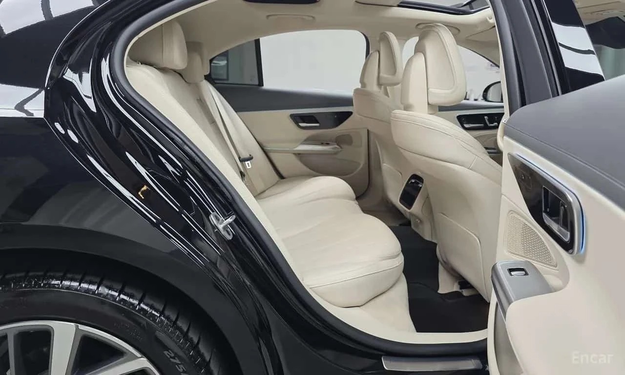 Mercedes-Benz E 220 4MATIC Exclusive * ОПЦИЯ ЗА ФИНАНСИРАНЕ * , снимка 11 - Автомобили и джипове - 55730547