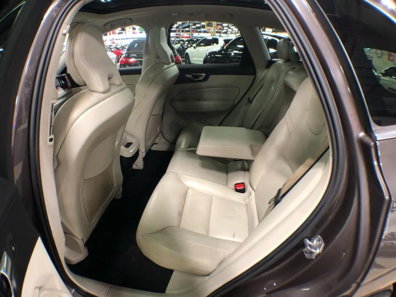Volvo XC60 MOMENTUM B6 AWD LEATHER PAN, снимка 15 - Автомобили и джипове - 53009740