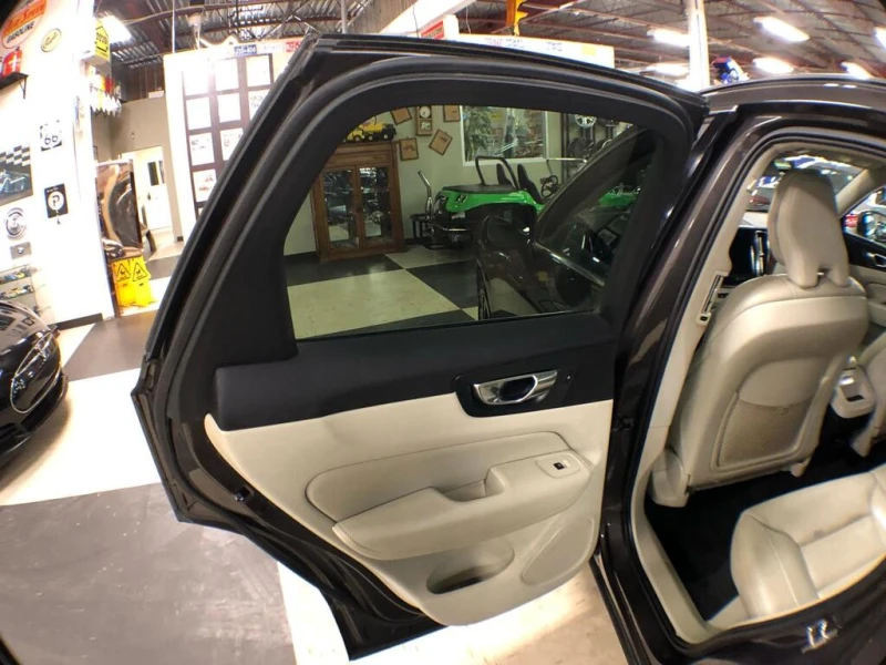 Volvo XC60 MOMENTUM B6 AWD LEATHER PAN, снимка 14 - Автомобили и джипове - 53009740