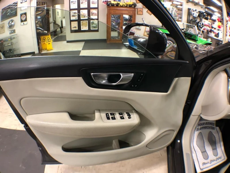 Volvo XC60 MOMENTUM B6 AWD LEATHER PAN, снимка 8 - Автомобили и джипове - 53009740