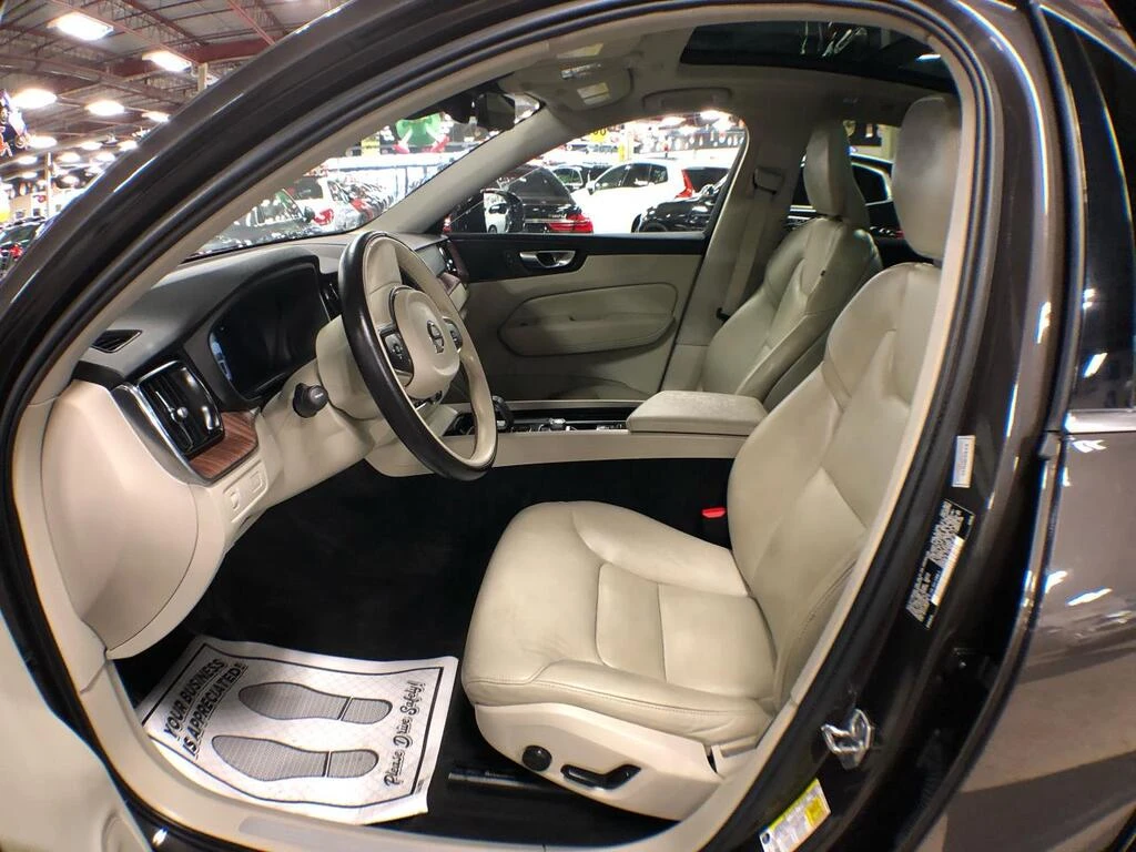 Volvo XC60 MOMENTUM B6 AWD LEATHER PAN - изображение 10