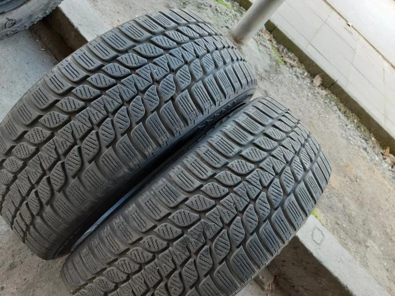 Гуми Зимни 225/45R19, снимка 1 - Гуми и джанти - 27666509