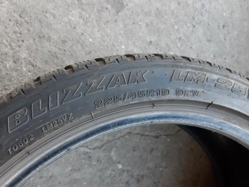 Гуми Зимни 225/45R19, снимка 5 - Гуми и джанти - 27666509