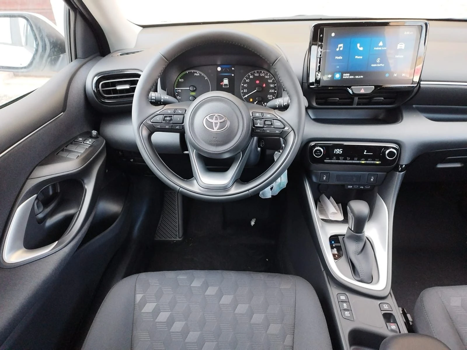 Toyota Yaris 1.5 HEV COMFORT - изображение 6